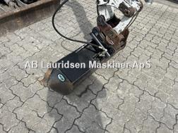 Takeuchi TB 016 Halv automatisk fæste med kipbar planerskov