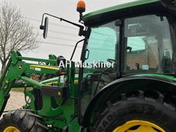 John Deere 5820