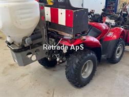 Honda 420 med sneplov og spreder